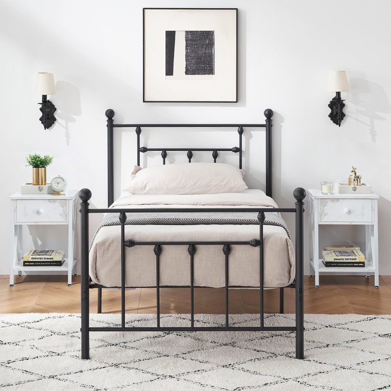 Ensemble de chambre à coucher 3 pièces Kempst, cadre de lit plateforme simple et ensemble de 2 tables de chevet blanches, ensemble de mobilier de chambre à coucher simple en métal moderne, support de lattes robuste, rangement sous le lit, aucun sommier nécessaire, silencieux (ensemble de 3)