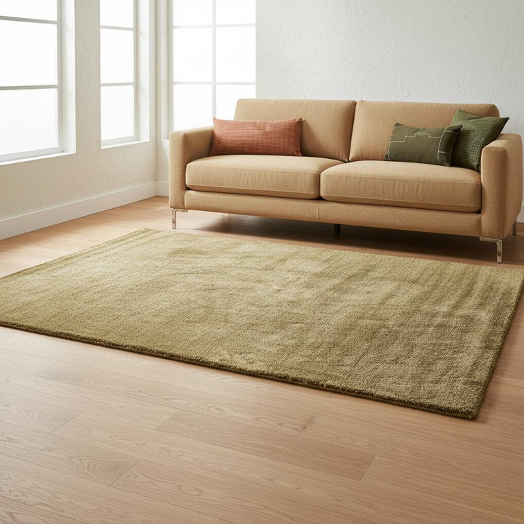 Tapis contemporain en laine et en viscose touffeté à la main doré et vert olive Arae