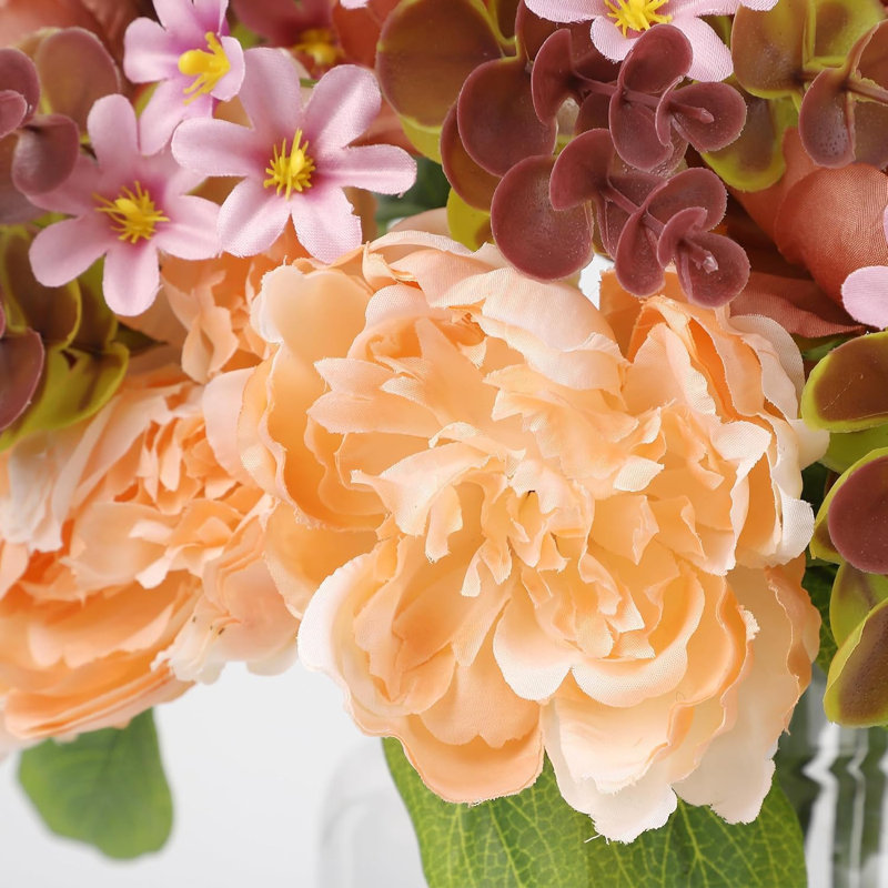 Pivoines en soie dans un vase en verre avec de l'eau artificielle, Brun
