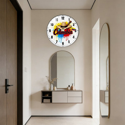 Horloge murale rétro animée avec graphique de filles en exercice, chiffres jaunes audacieux, mouvement à quartz silencieux et façade en verre trempé. Décoration colorée et vivante pour la salle de sport et les espaces ados.