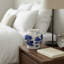 Bougie parfumée Neroli et basilic pour décoration de salon - pot décoratif en céramique moderne pour table basse, bibliothèque ou chambre à coucher - 7 po, bleu et blanc