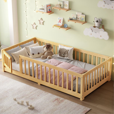 Lit simple au sol avec garde-corps et porte pour enfants, naturel