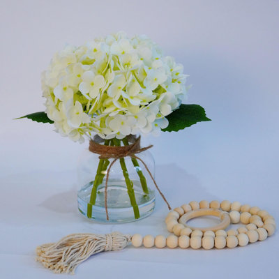 Fleurs artificielles réalistes en forme d'hortensia réaliste dans un vase - eau artificielle, corde de perles en bois - centre de table élégant pour la maison, le bureau, la salle de bain, le mariage - blanc