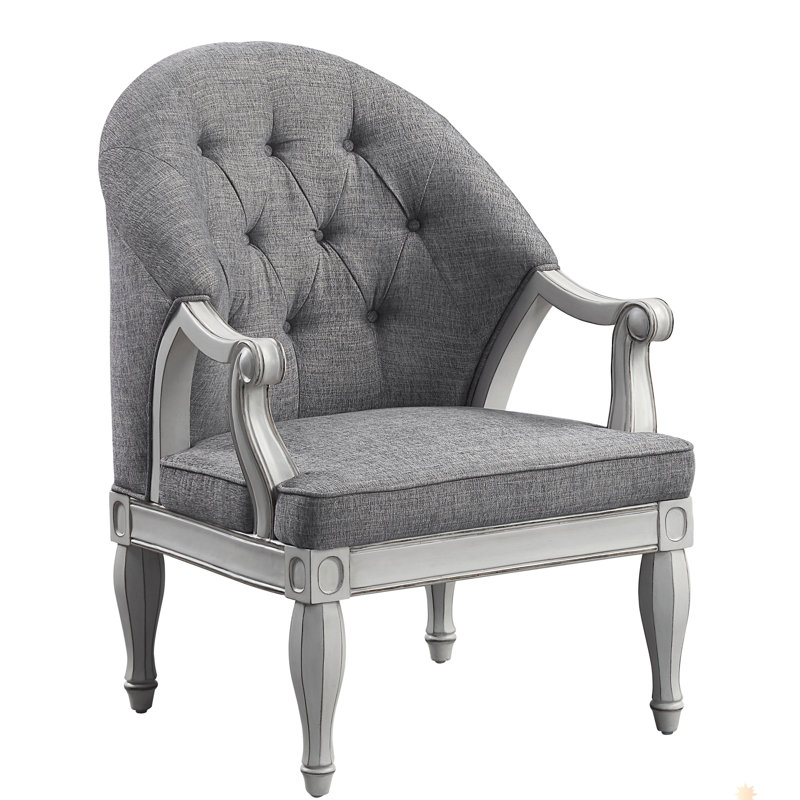 Tissu et chaise au fini blanc antique