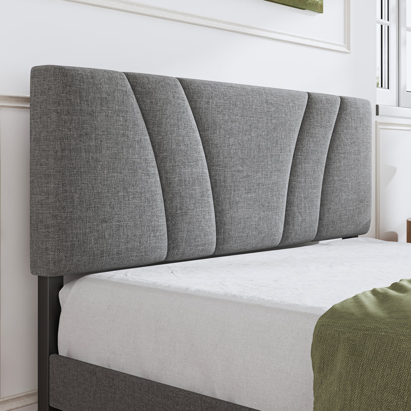 Lit plateforme tapissier Nihal avec tête de lit réglable, Gris, Très grand