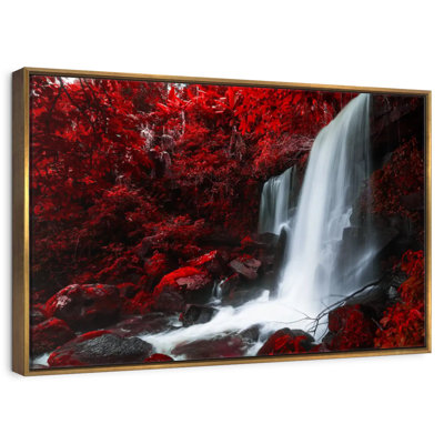 Chute d'eau rouge d'automne