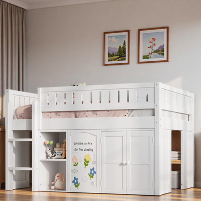 Lit mezzanine avec armoire à deux portes, tablettes ouvertes et panneau noir