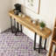 Console en bois avec canapé et couloir