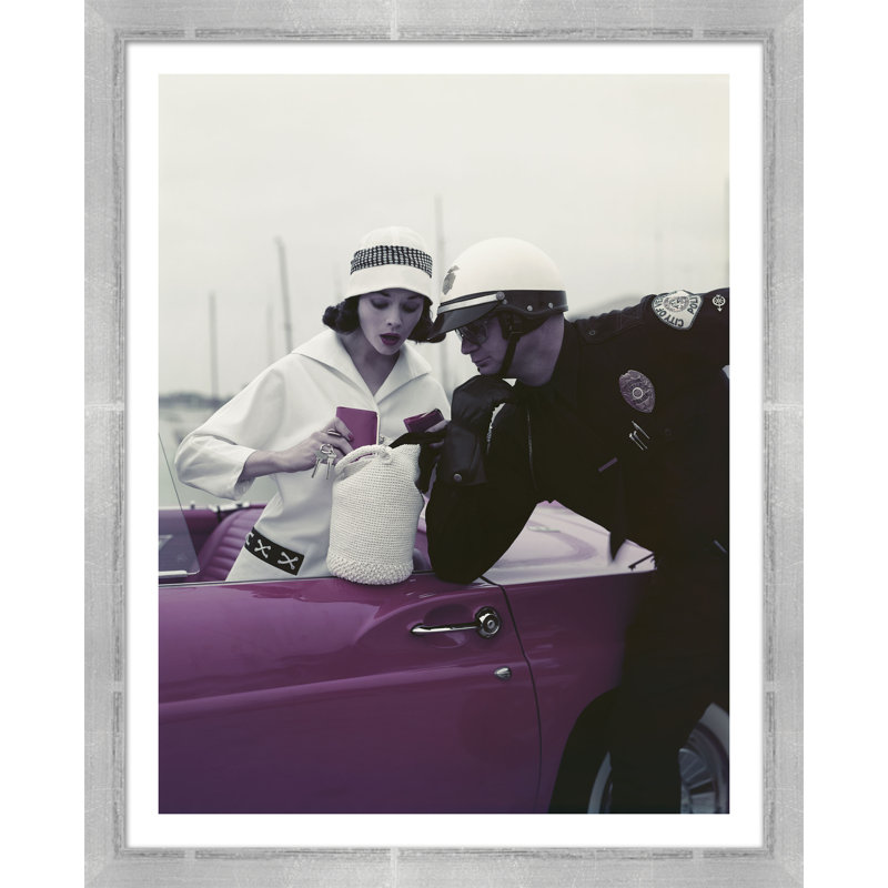 Reproduction de photo d'un agent de police qui inspecte la licence de femme par Getty Images, H 21 po x l 17 po x P 1,75 po