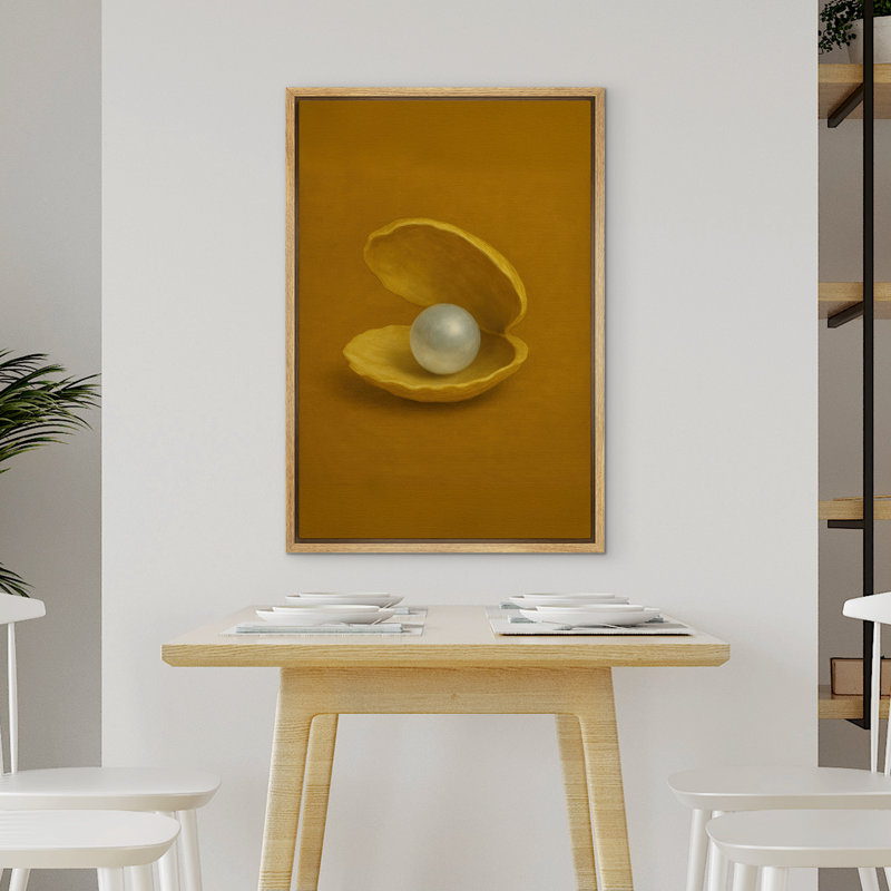 Coquille de palourde dorée avec perle sur fond ocre, art - Nature morte élégante et minimaliste pour salle de bain ou coiffeuse - Décor luxueux et chaleureux