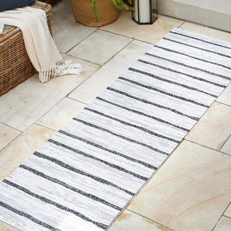 Tapis ivoire / noir intérieur / extérieur à rayures berbères Sieghard, Tapis de couloir 2 pi 2 po x 10 pi