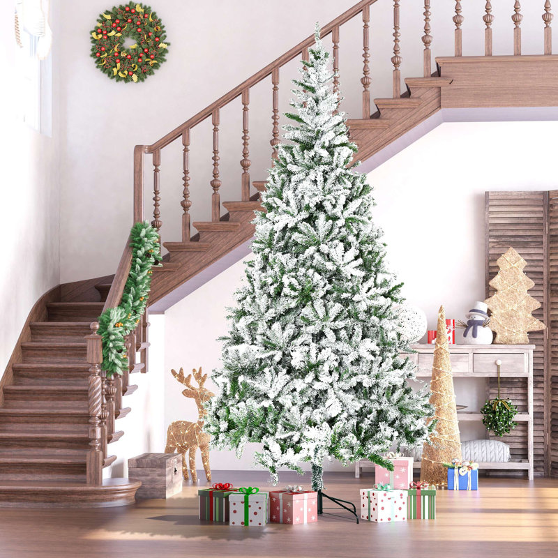 Arbre de Noël artificiel enneigé 9 pi avec branches réalistes, H 8,9 pi