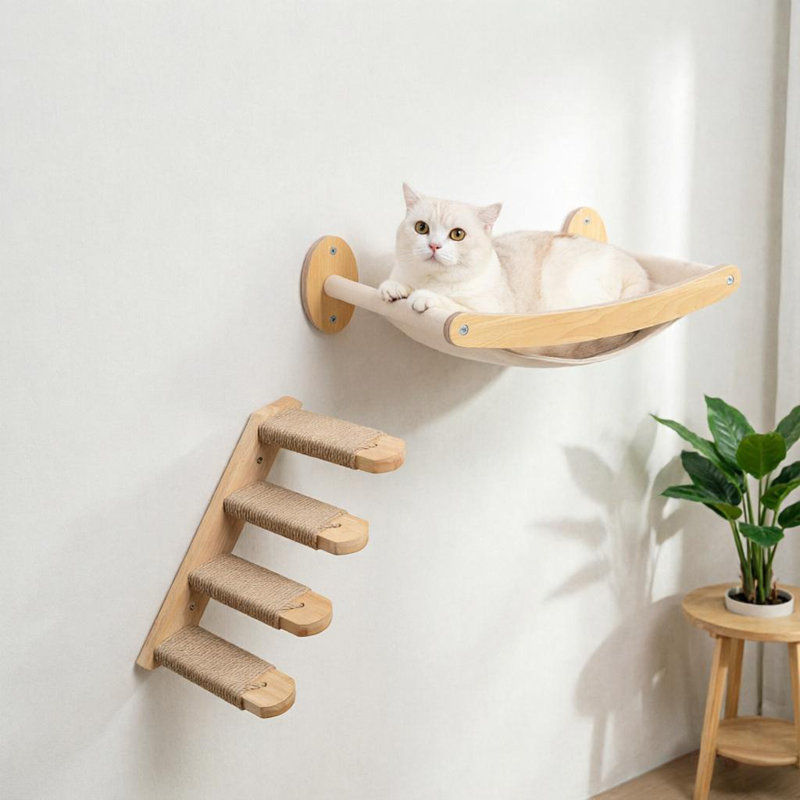 Lit pour chat avec escalier sur le mur