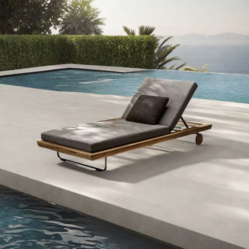 Chaise longue d'extérieur en teck avec cadre en métal
