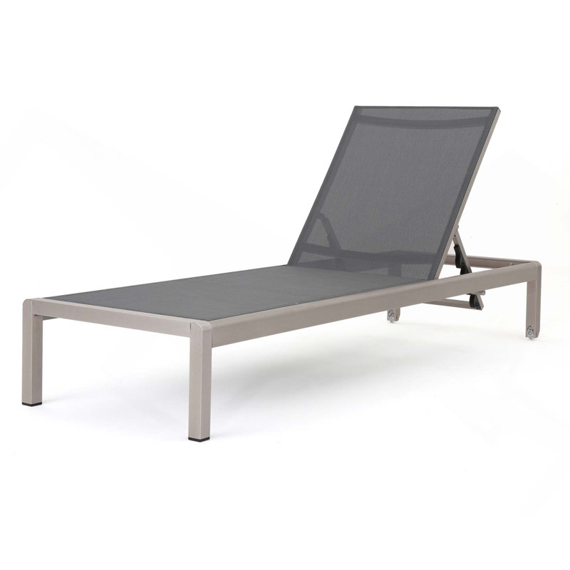 Chaise longue d'extérieur en aluminium avec inclinaison réglable, matériau en maille et roues de mobilité pour la détente du patio