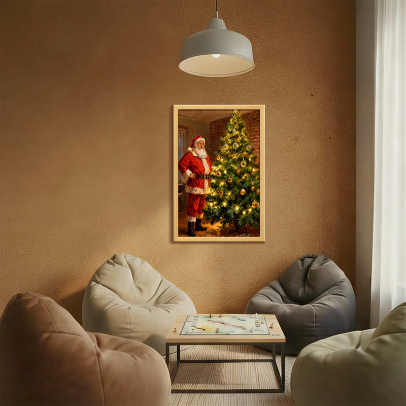 Père Noël debout près d'un arbre de Noël
