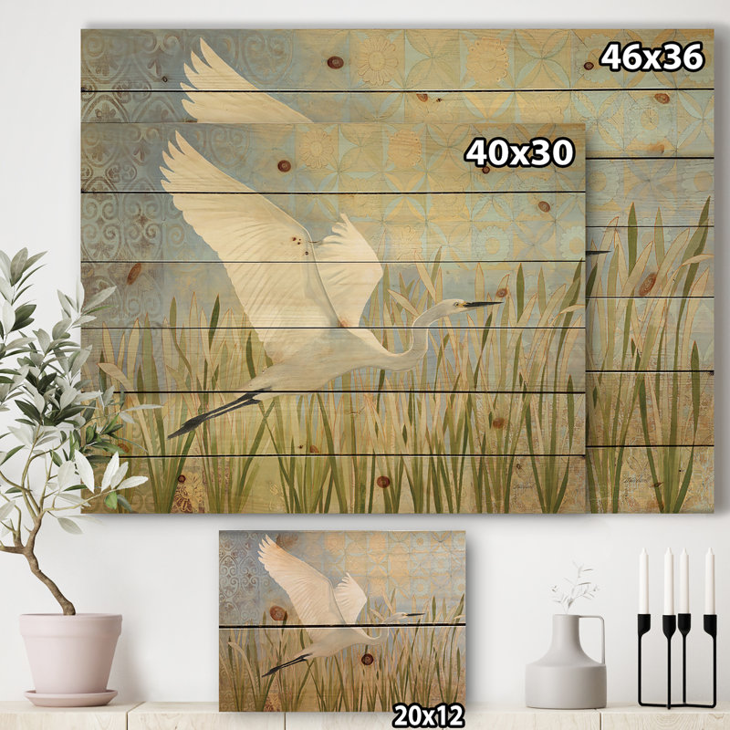 Aigrette enneigée en vol vII - Reproduction de campagne sur bois de pin naturel, H 36 po x l 46 po x P 1,5 po
