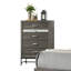 Commode de style contemporain à 4 tiroirs avec pieds en métal et poignées décoratives en acrylique
