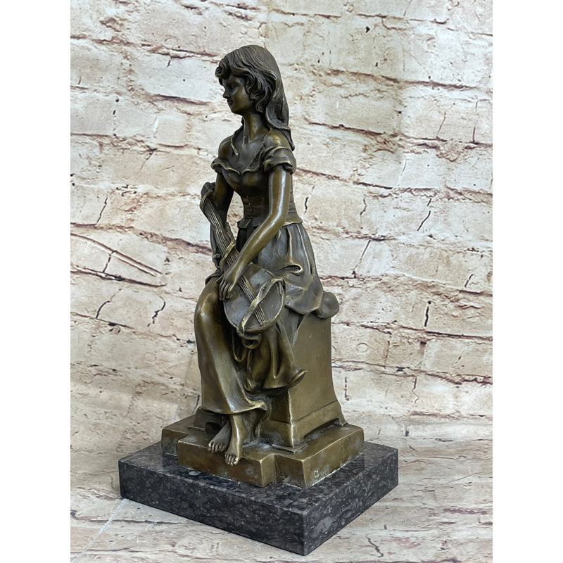 Sculpture de jeune fille avec une guitare