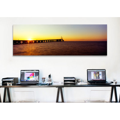 «Bridge at sunrise, Sunshine Skyway Bridge, Tampa Bay, St.Peterburg, Pinellas County, Florida, USA», reproduction d'art sur toile tendue