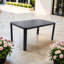 Table d'extérieur moderne en aluminium avec lattes larges et étroites alternantes (seulement la table)