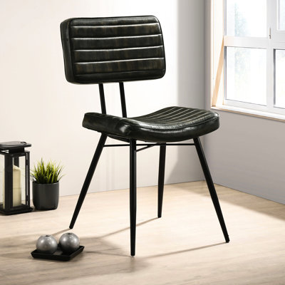 Revêtu de 2 chaises de salle à manger rustiques avec un superbe cuir teint à la main antique, un coussin de siège et un arrangement de pieds en métal noir