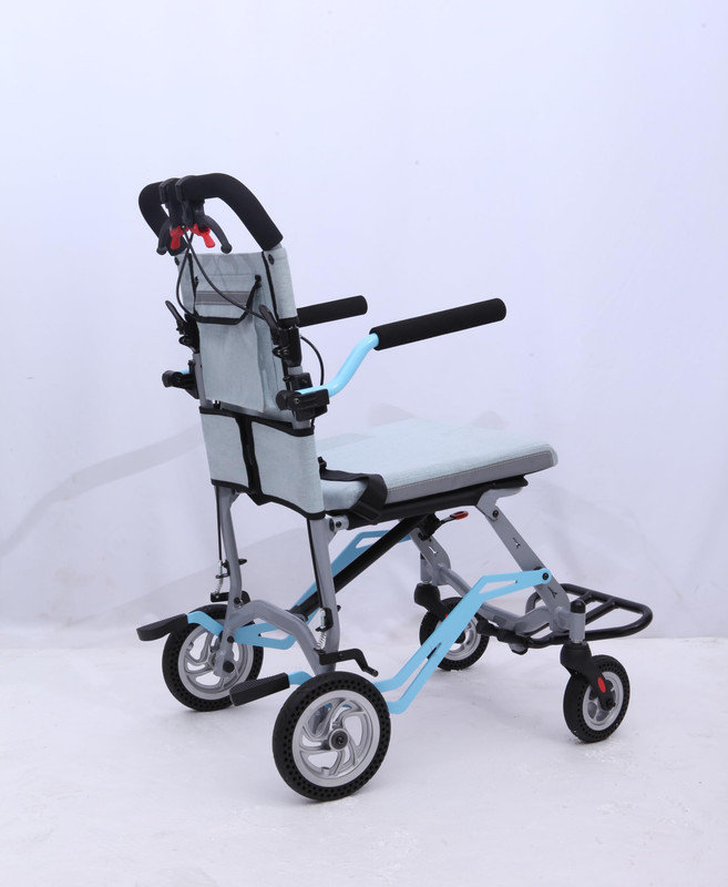 Fauteuil roulant ultraléger pliable avec freins à main verrouillables et accoudoirs rabattables