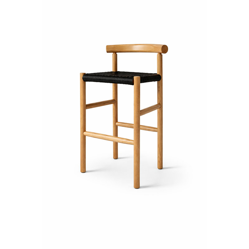 Le tabouret de bar The Roundover - Tabouret de bar en bois massif fait à la main d'inspiration scandinave avec cordon en papier noir tissé à la main