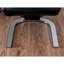 2 chaises rembourrées noires et en forme de Z pour 2 piédestal de salle à manger
