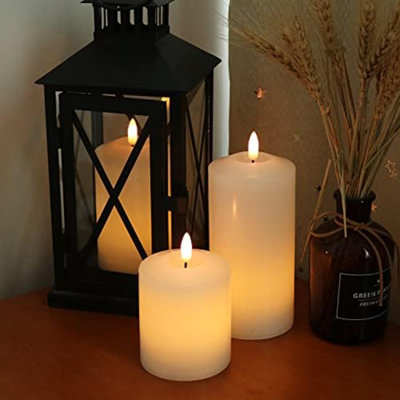 Bougies scintillantes sans flamme 3D Wick fonctionnant à piles avec minuterie à distance, bougies votives à colonne de cire véritable, lumière chaude, ensemble de 3 décorations de fête / mariage / maison (blanc, D3 po x H4,6 po 5,8 po 6,8 po)