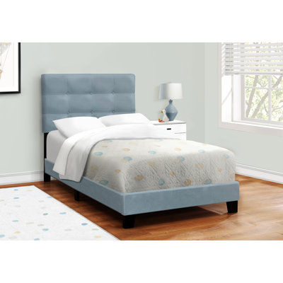 Lit plateforme simple en velours bleu pour un intérieur de chambre chic