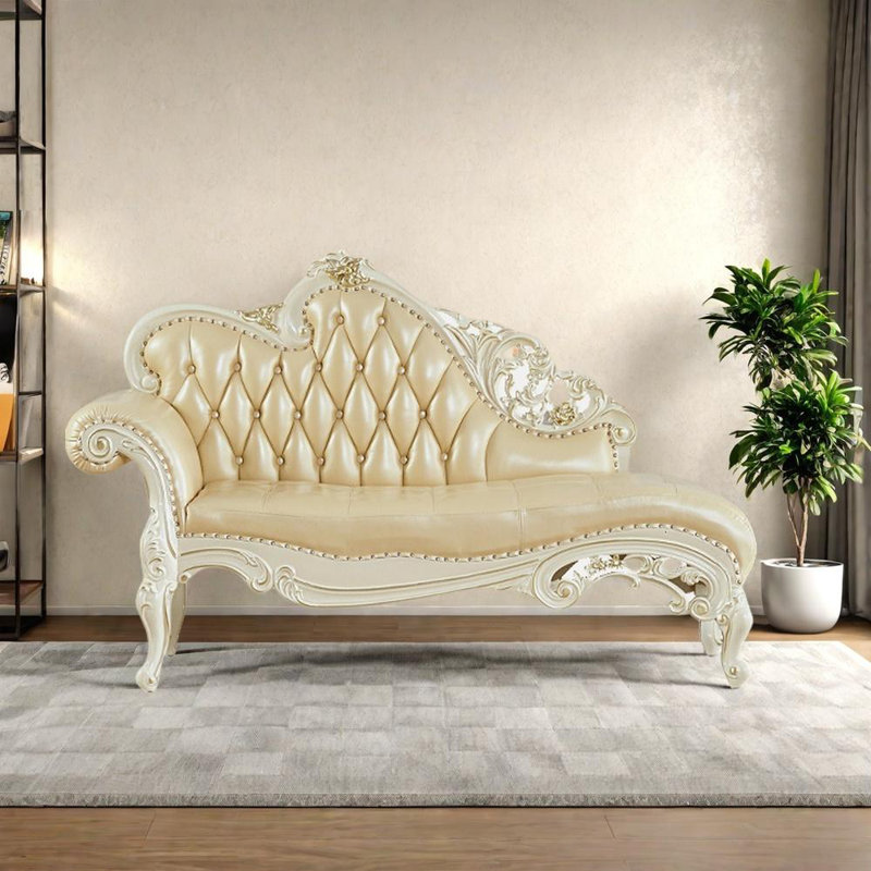 Chaise sculptée en bois massif, Orienté à gauche (vu de face)