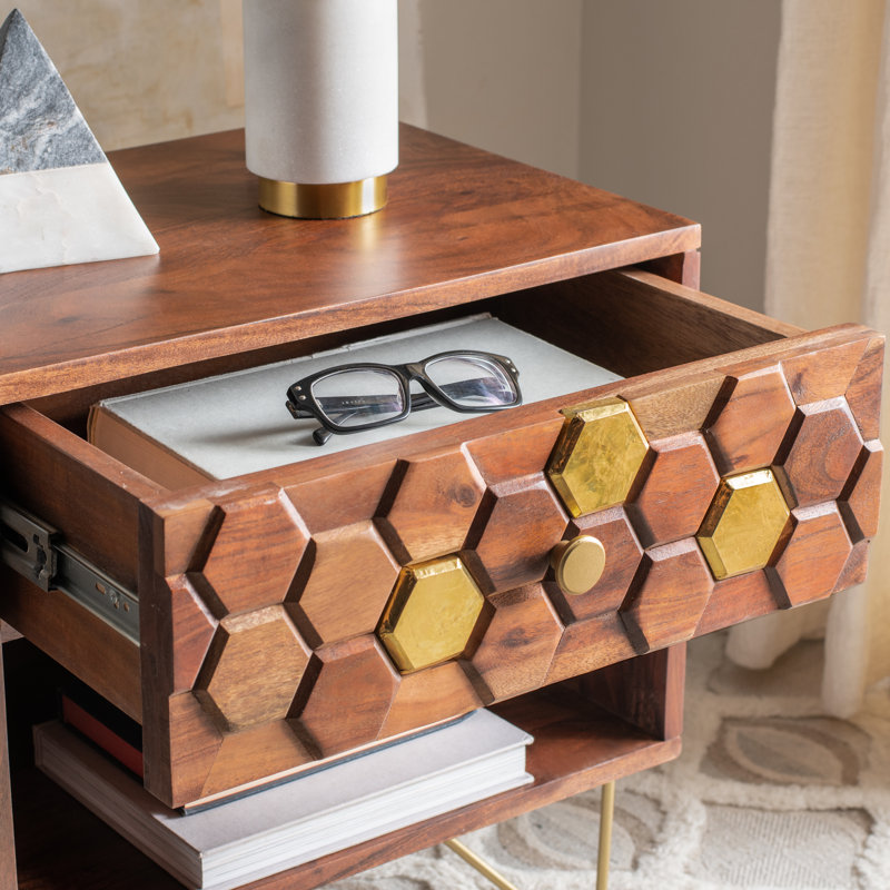 Élégante table de chevet l 19,1 po en noyer Kershaw - Design contemporain élégant avec tiroir sculpté et laiton, Noyer