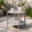 Table d'appoint ronde d'extérieur à 2 niveaux en métal gris, résistante aux intempéries, avec étagère de rangement intégrée, structure robuste, montage facile, idéale pour balcon, véranda, salon et jardin.