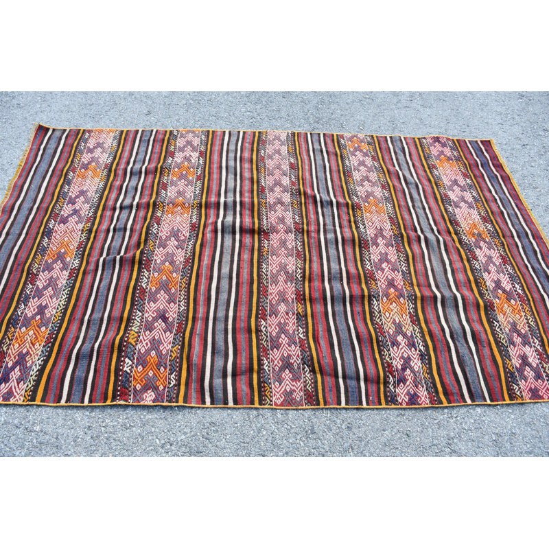Tapis turc tissé à la main avec un motif rayé coloré dans un motif géométrique éclatant avec des rouges et des oranges riches pour un décor traditionnel