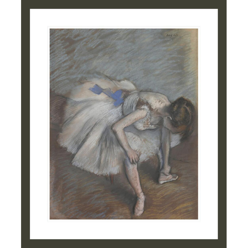 Danseuse assise se penchant en avant pour masser son pied gauche par Edgar Degas - Impression Giclée encadrée