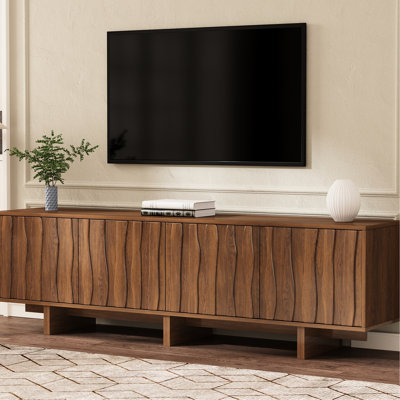 Meuble télé moderne naturel, support de 75 pouces, rangement spacieux pour deux armoires, rangement pour câbles, finition noyer, support à panneaux verticaux avec motifs de grain de bois rétro, détails de panneau ondulé, rangement pour