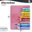Crayons éclatants sur toile rose, design par Kim Allen-587583425
