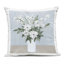 Coussin d'extérieur imprimé en mélange de fleurs blanches sur fond bleu, design par Marilyn Dunlap