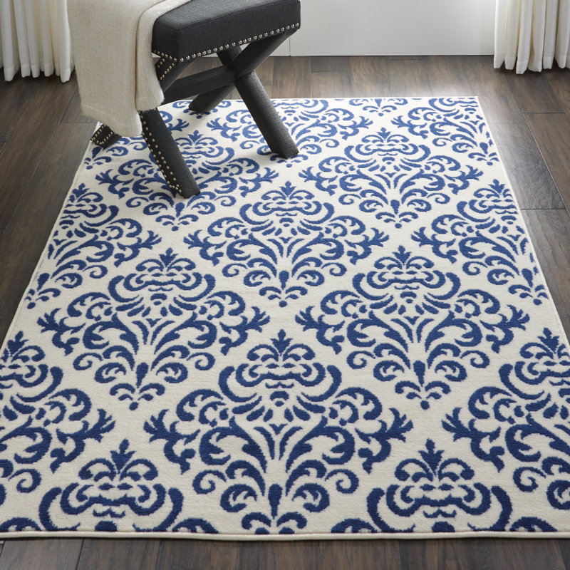 Tapis blanc et bleu marine avec motif floral damassé, Rectangle 6 pi x 9 pi