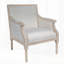 Chaise d'appoint française avec structure en bois traditionnelle, revêtement en lin et finition patinée pour une décoration intérieure intemporelle