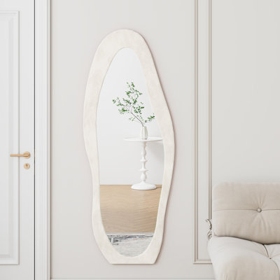 Miroir pleine grandeur 63 po x 24 po à suspendre au mur, cadre en métal enveloppé de flanelle, forme irrégulière unique, verre brisé, pour la chambre à coucher, le couloir et le corps du magasin de vêtements, style ondulé, incassable
