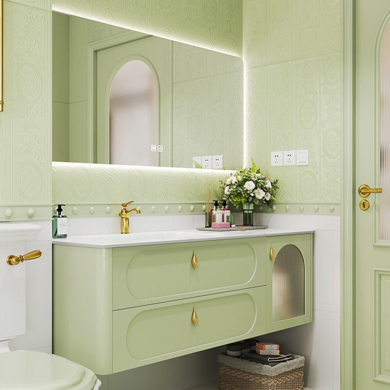 Simple armoire de salle de bain verte.