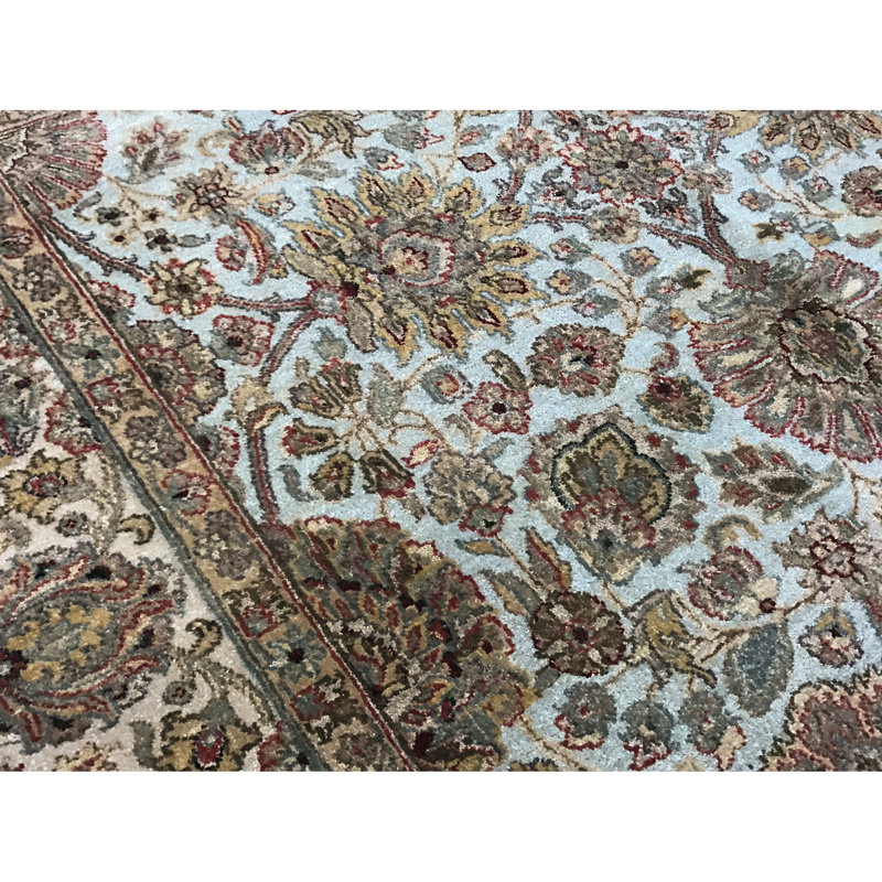 Tapis vert clair et ivoire noué à la main de haute qualité