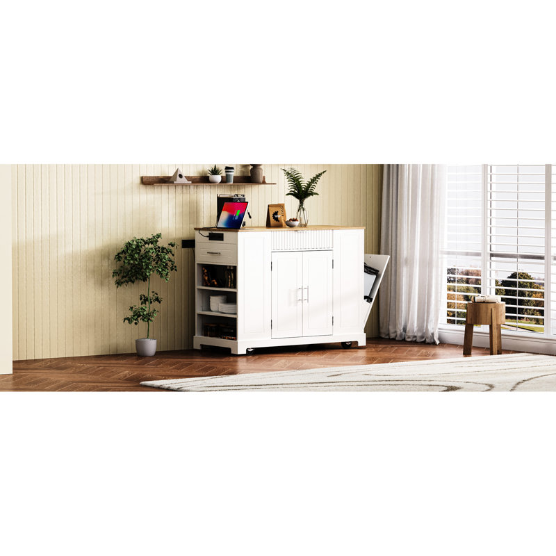 Élégant îlot de cuisine avec rangement pour poubelle, 5 roulettes, 3 tiroirs, station de charge électrique, finition blanche moderne avec correcteur, tablettes réglables, tablettes latérales ouvertes