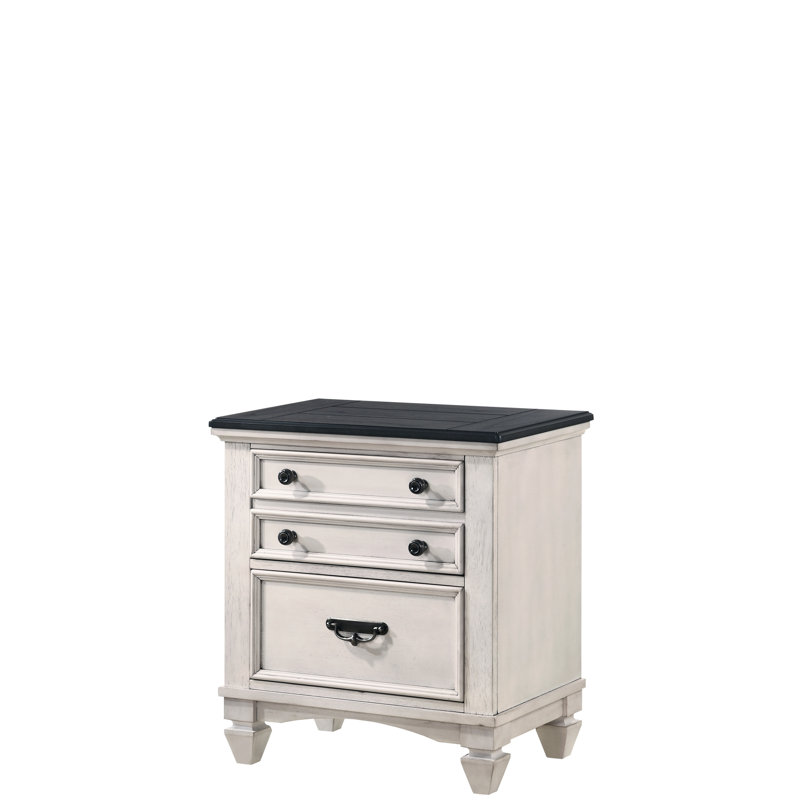 Belle table de chevet avec deux tiroirs de rangement, des poignées en métal classiques et des pieds fuselés Table de chevet en bois massif: deux tons, tiroirs pour la fonctionnalité de la chambre à coucher