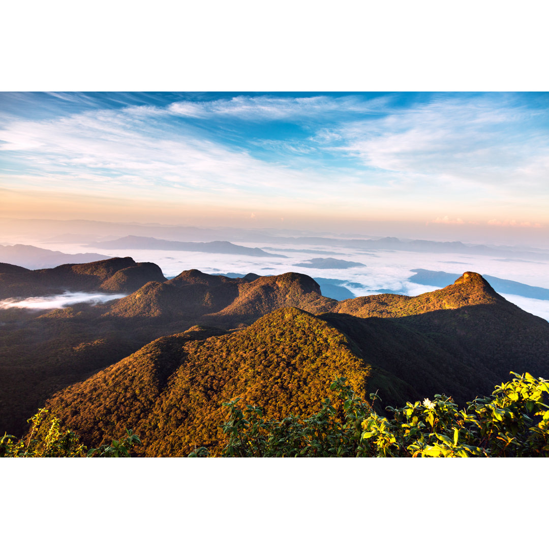 Sonnenaufgang über Adam's Peak von Danilovi - Leinwandbild