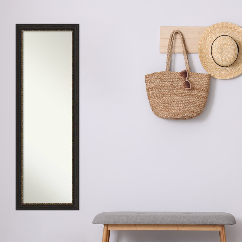Miroir pleine longueur sur la porte Janay