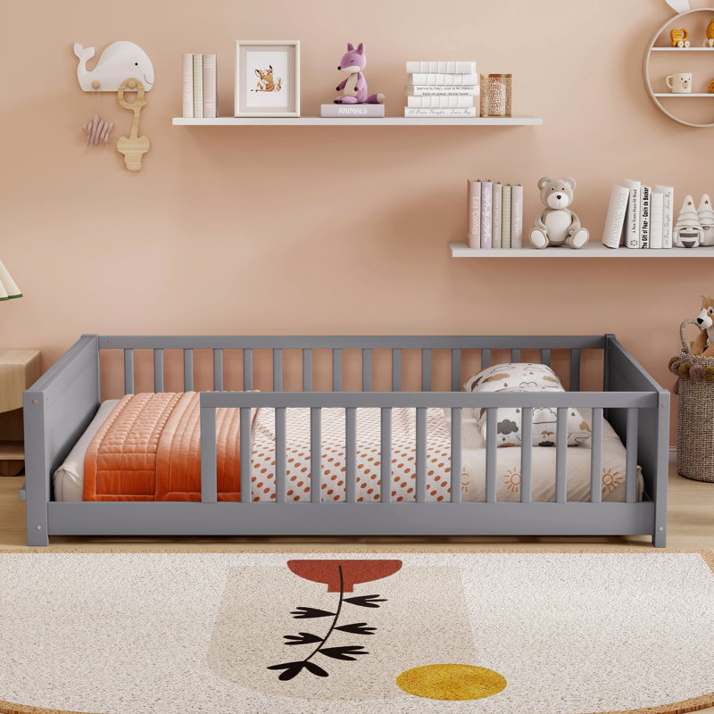Lit d'enfant avec plancher en bois d'hévéa, barrières de sécurité, étagère à livres intégrée, conception sans porte, couleur naturelle.