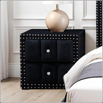 Table de chevet beige contemporaine avec boutons en cristal, capitonnage à rainures verticales et garniture cloutée pour un décor de chambre à coucher élégant